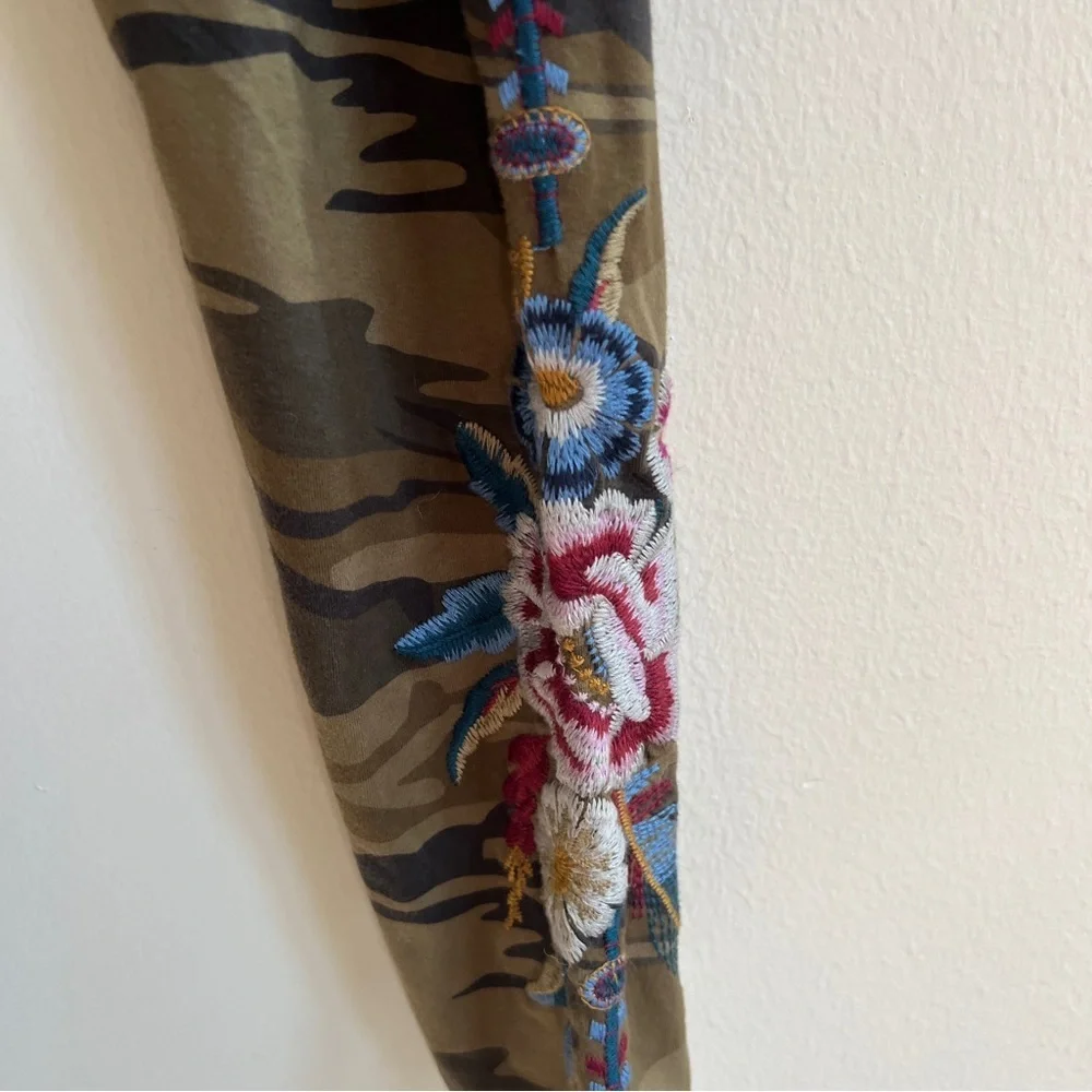 Johnny Was JW Los Angeles Camouflage Legging Pants Floral Snake Embroidery Sz S - Picture 2 of 4